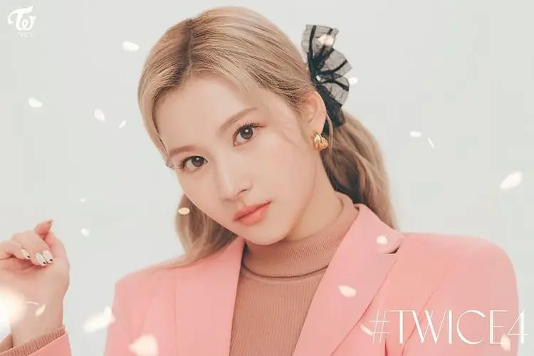 Member Lain Kembali ke Korea, Sana TWICE Jalani Karantina di Jepang Setelah Positif Covid-19