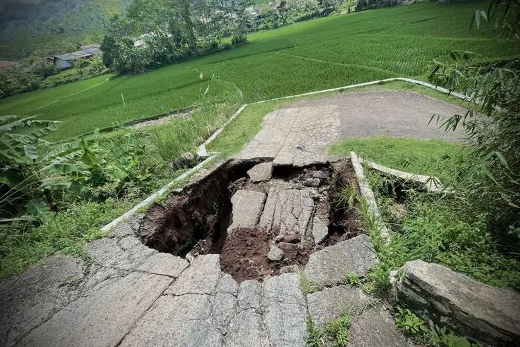 TERNYATA, Ini Penyebab Jalan Utama Desa Jayamekar Padalarang Amblas