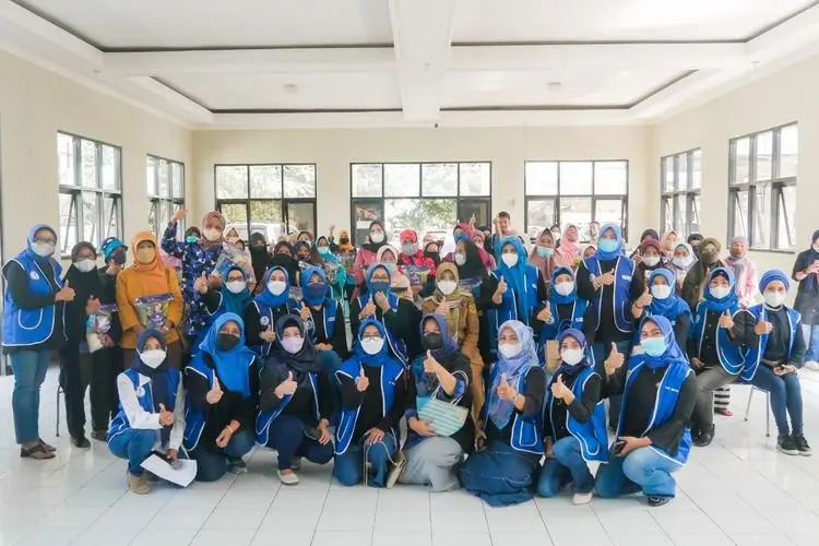 Bahagiakan Kaum Dhuafa,  Iwapi Bogor Berikan Santunan