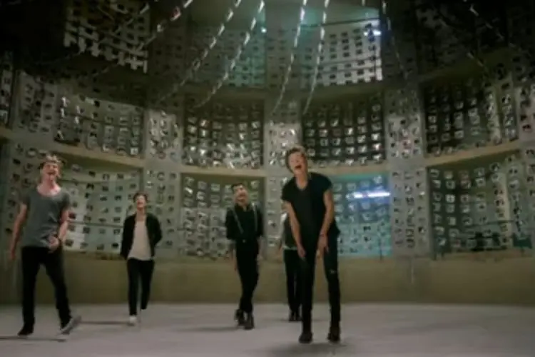 Lirik Laguâ Walking in the Wind â One Direction
