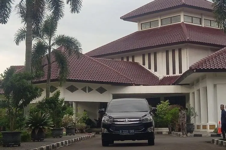 Dua Jam Geledah DPU-PR Hingga Pendopo Bupati Bogor, KPK Koper Merah dan Tas Hitam, Kira-kira Isinya Apa Ya?