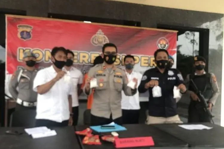 Dicegat Naik Motor, Warga Gunung Setelang Diringkus Polisi di Pelabuhan Penajam, Ternyata Bawa Sabu 210 Gram 