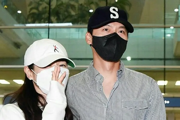 Saat Berangkat Jaga Jarak, Hyun Bin dan Son Ye Jin Makin Lengket Pulang dari Honeymoon