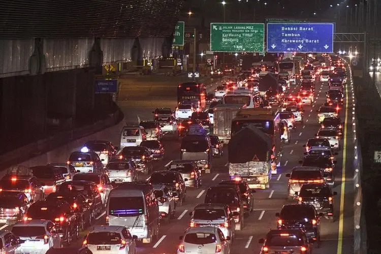 Kemacetan Sejumlah Titik dalam Tol Gegara Banyak Kendaraan Berhenti di Bahu Jalan