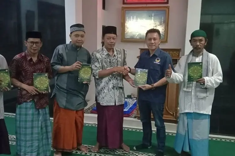 Berbagi di Bulan Ramadhan, NasDem Kota Bandung Wakaf 1000 Alquran
