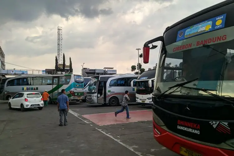 H-1 Lebaran Keberangkatan Pemudik Di Cicaheum Landai
