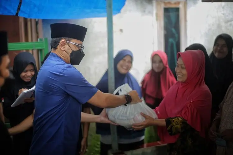 Bima Blusukan Bagikan Ratusan Paket Sembako di Sekitar Rumah