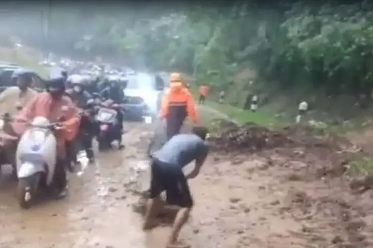 Sempat Terkena Material Longsor, Jalan Tangkuban Parahu - Subang Kini Bisa Dilewati