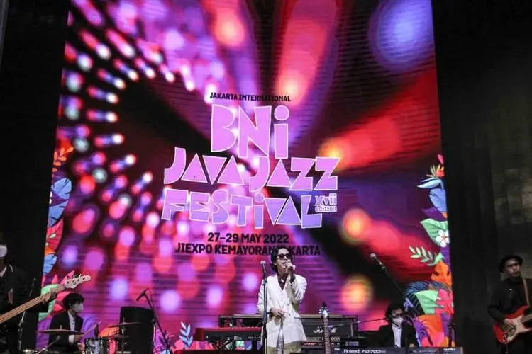 Lirik Laguâ Aku â Romantic Echoes feat Ari Lesmana
