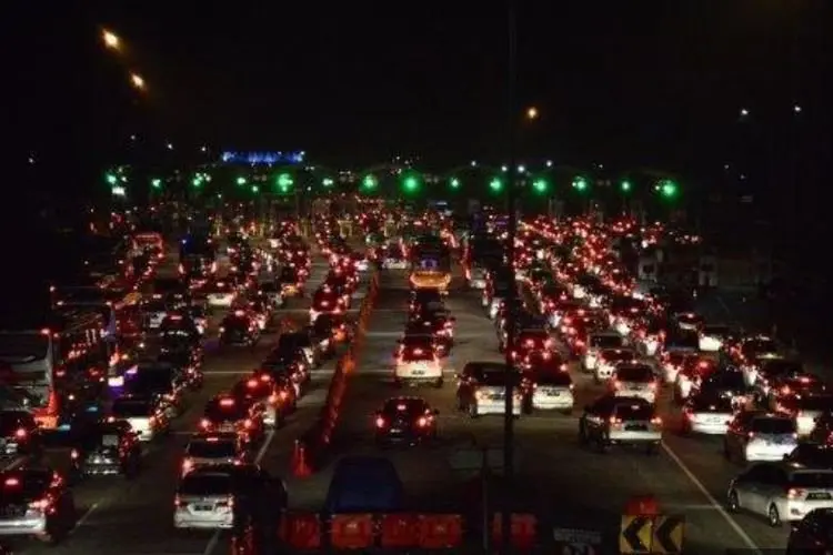 Hari Kedua Lebaran 2022, Jalan Tol Jakarta-Cikampek Masih Padat Kendaraan Mudik
