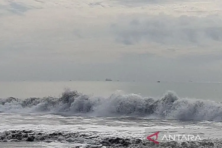 Wisatawan Waspada! Ada Potensi Gelombang Tinggi di Pantai Selatan Jabar