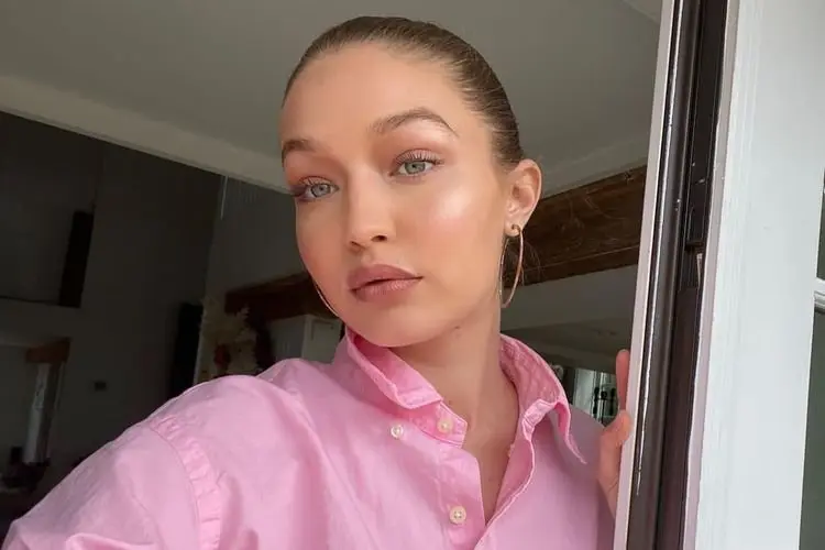 Hadit di Met Gala 2022, Gigi Hadid Pakai Baju Begini!