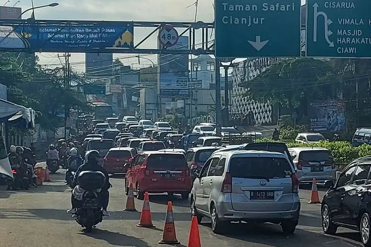 LIBUR LEBARAN 2022, Polres Bogor Berlakukan Arus Lalu Lintas Satu Arah di Puncak