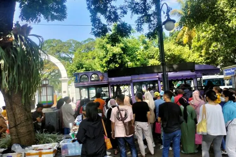 Libur Lebaran 2022:  Bus Bandros dan Alun-alun Dipadati Pengunjung