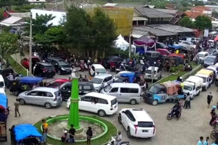 Libur Lebaran 2022,  Wisatawan di Pantai Sayang Heulang Membludak