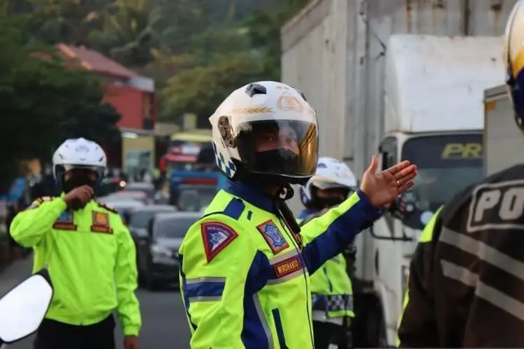 Polres Garut Pertebal Personel Atur Lalu Lintas di Cilawu