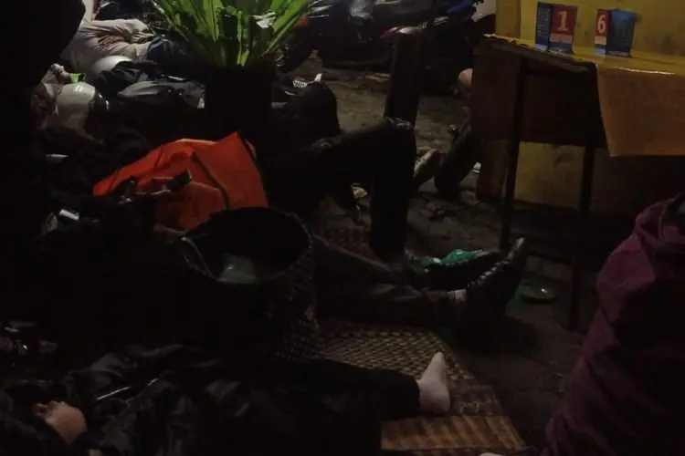 Viral! Macet Total, Pemotor Tidur di Emperan Ruko Jalan Raya Tajur