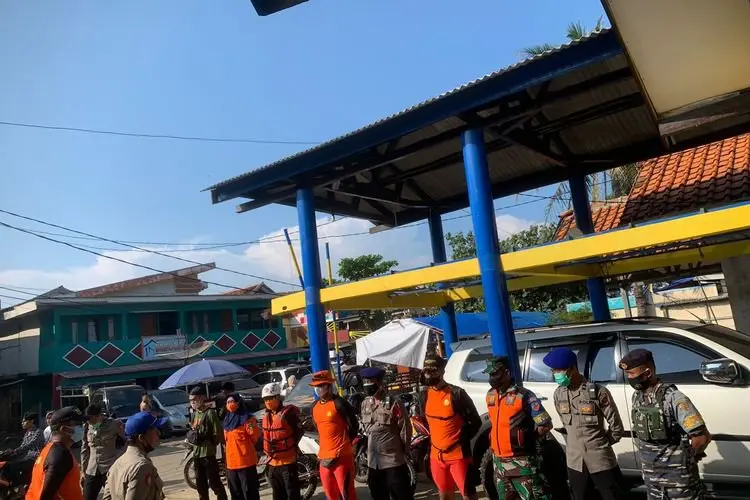 Terpeleset, 2 Wisatawan Terseret Arus Satu Masih Hilang di Pantai Sayang Heulang