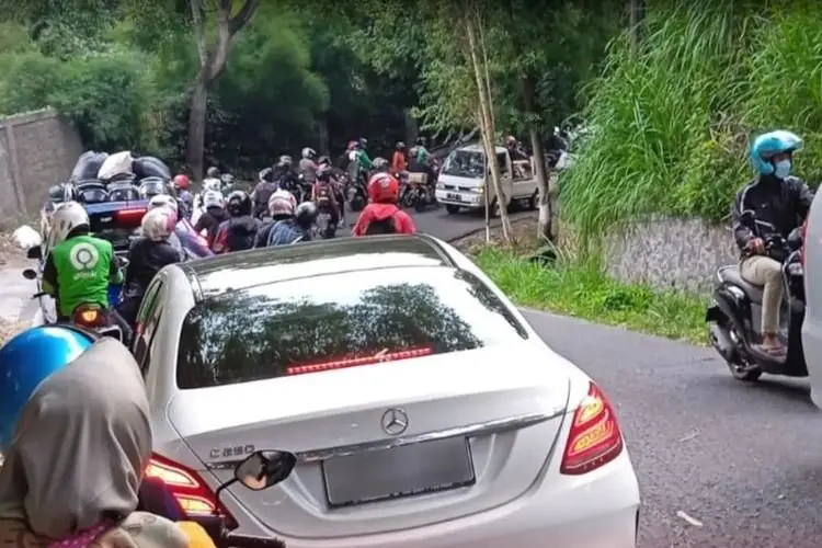 Jalur Lembang Semakin Padat, Polres Cimahi Berlakukan Pengalihan Arus