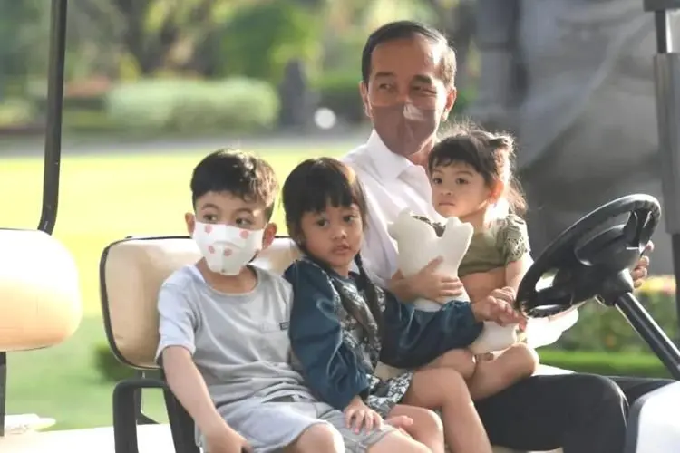 Jokowi Ajak Cucu Liburan Ke Bali, Jan Ethes Beri Makan Harimau Putih