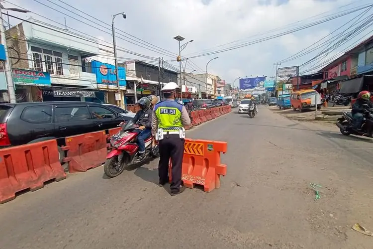 Volume Kendaraan di Kawasan Tagog Padalarang Meningkat, Polisi Lakukan CB Buka Tutup Lalin