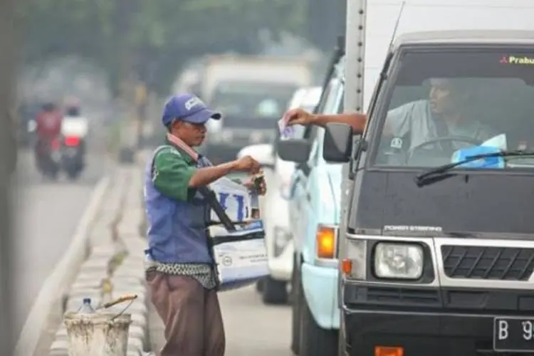 Manfaatkan Peluang Saat Macet, Warga Cipatat Ini Raup Ratusan Ribu Dari Berjualan