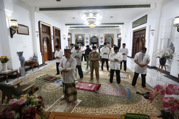 HadistÂ MasbukÂ dalam Sholat, Ikuti Saja Gerakan Imam