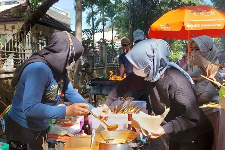 Gurihnya Sate Jando Gasibu Bandung, Bikin Antrean Manusia Mengular Panjang