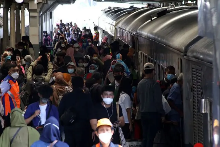 Puluhan Ribu Pemudik Kembali ke Jakarta di Berbagai Stasiun