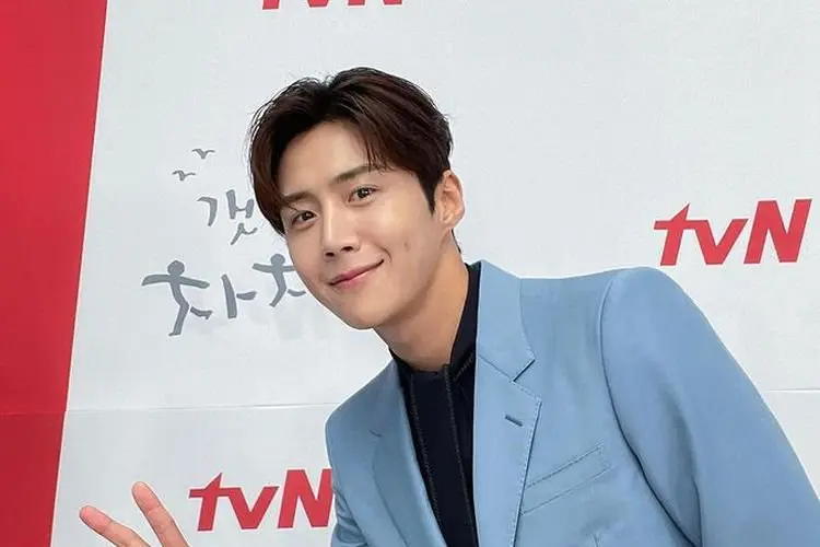 Setelah 7 Bulan Berlalu dari Skandal dengan Mantan Pacarnya, Kim Seon Ho Muncul Kembali untuk Minfa Maaf