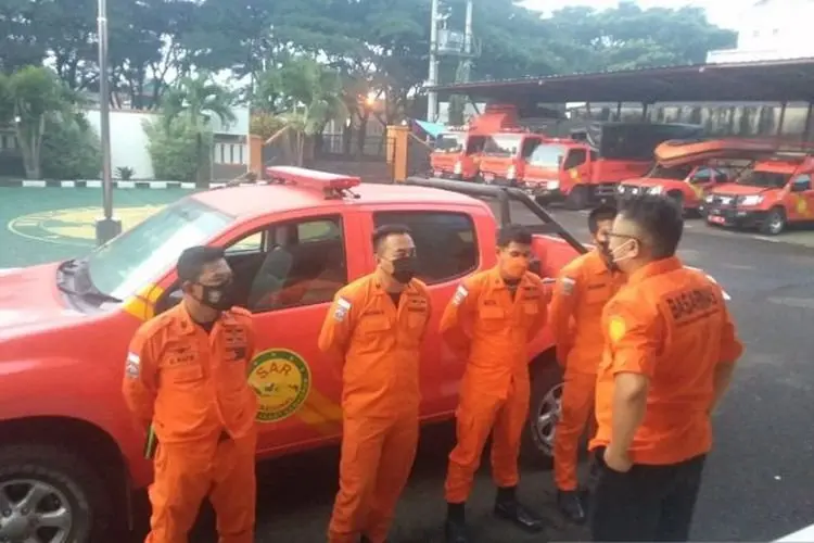 SAR Bandung Masih Terus Lakukan Pencarian Wisatawan Terbawa Arus Di Pantai Sayang Heulang