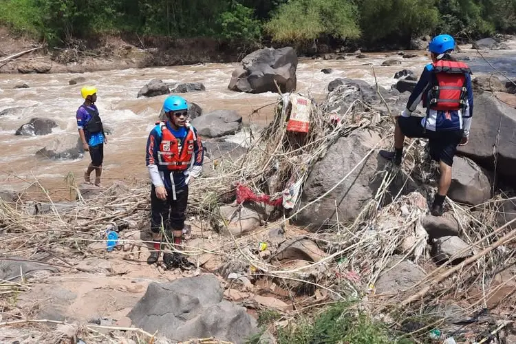 JQR Terjunkan 21 Anggota  Bantu Evakuasi Banjir Bandang Citengah Sumedang