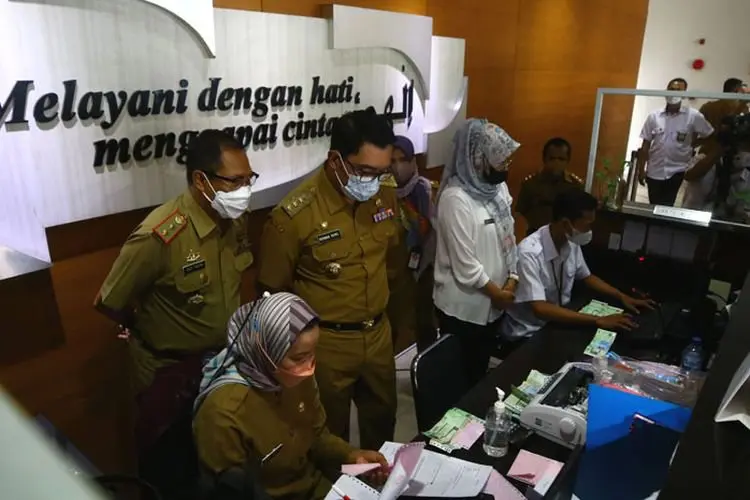 Gubernur Pantau Kinerja Pelayanan Publik Hari Pertama Kerja di Samsat