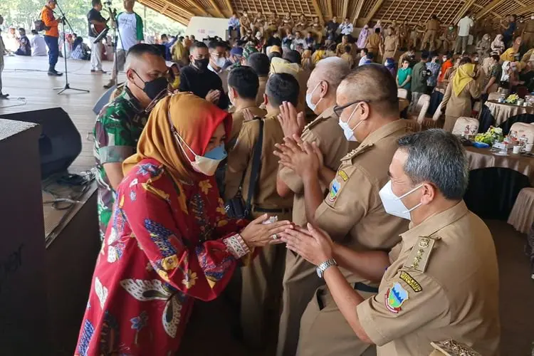 Lebaran Tak Open House, Apel Pegawai Virtual, Tapi Berkerumun Gelar Halal Bihalal di Situ Bagendit
