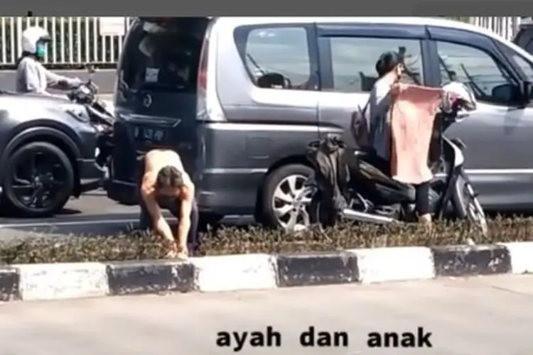 Viral! Ayah dan Anak Rela Buka Baju dan Kerudung di Tengah Perjalanan, Ini Penyebabnya