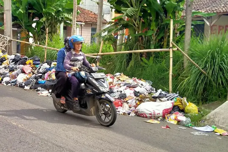 Usai Lebaran, Tumpukan Sampah Liar Hiasi Wajah Ibu Kota Kabupaten Bandung