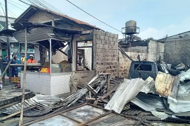Gegera Adu Mulut dengan istri, Sang Suami Bakar Tiga Lapak Usaha