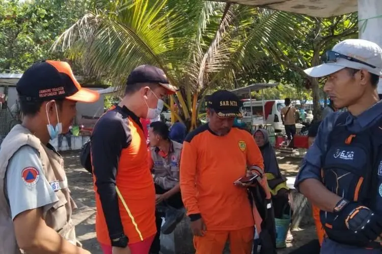 Wisawatan Hilang Terbawa Arus Ombak Pangandaran, Tim SAR Masih Melakukan Pencarian