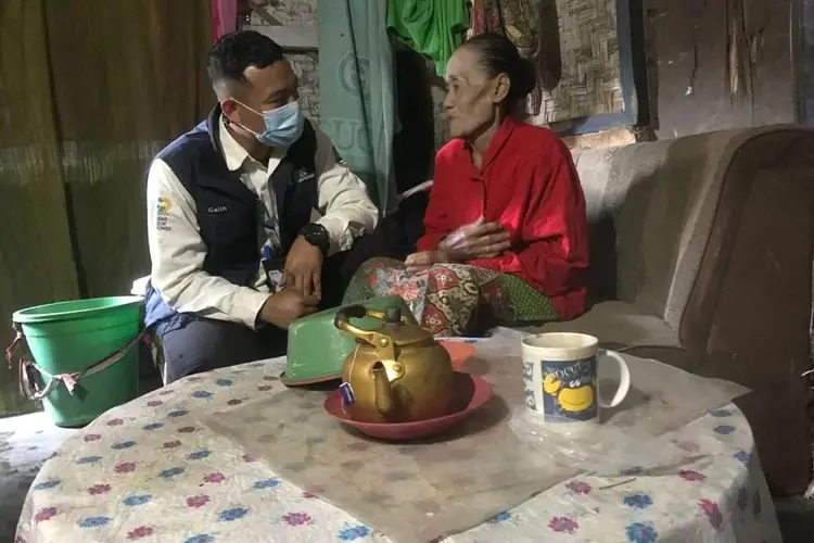 Ridwan Kamil Salurkan Bantuan Perbaiki Rumah Mak Esih Melalui JQR