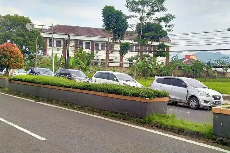 Parkir Liar Depan Pengadilan Agama Kabupaten Bandung Hambat Arus Lalu Lintas di Jalur Cepat