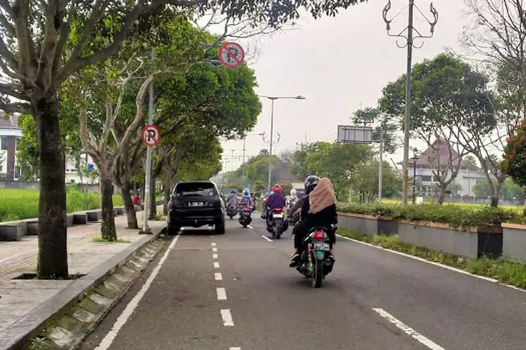 Pelaku Parkir Liar di Depan Kantor Pengadilan Agama Kabupaten Bandung Terus Membandel