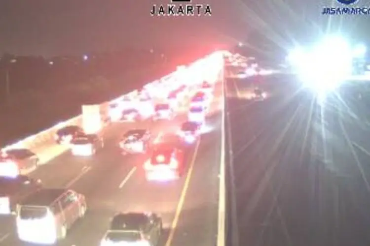 Arus Lalu Lintas Padat Akibat Long Weekend, Polisi Terapkan Contraflow di KM 47+000-65+000 Tol Japek
