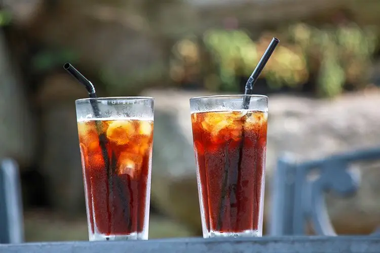 5 Minuman Ini Bisa Bikin Kamu Dehidrasi Saat Cuaca Panas, Es Teh Juga Termasuk Lho!