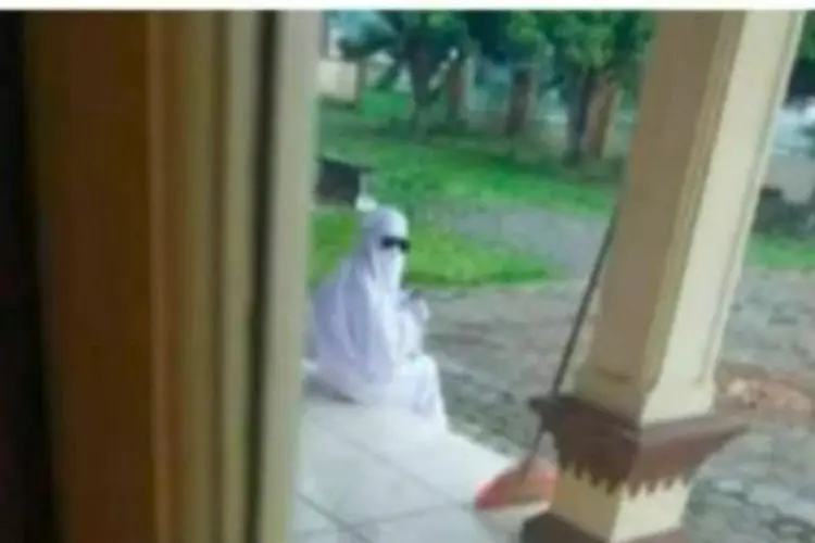 Ini Motif Sosok Serba Putih Bercadar di Pringsewu Lampung Minta Uang ke Rumah-Rumah