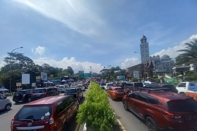 Libur Waisak, Arus Lalu Lintas di Kawasan Puncak Padat