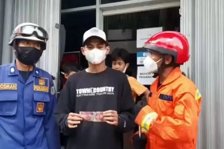 Momen Petugas Damkar saat Evakuasi Uang Rp100 Ribu yang Masuk Gorong-gorong