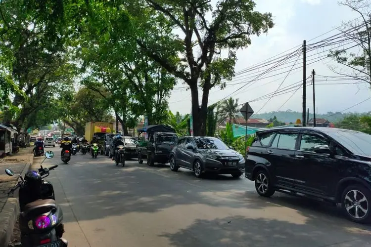 Libur Waisak, Jalan Raya Bandung-Cianjur  di Padalarang Padat Merayap