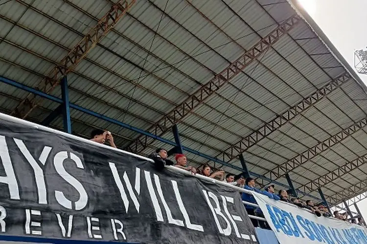 Bobotoh Saksikan Latihan Perdana Persib di Sidolig, Spanduk 'Abi Sono ka Anjeun' Jadi Sorotan