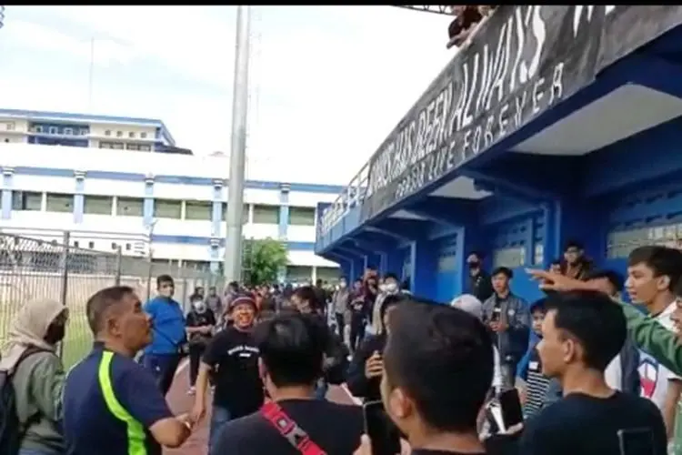 Heboh! Umuh Muchtar Sawer Uang ke Bobotoh di Sesi Latihan Persib, Dua Gepok Rp100 Ribuan Euy....