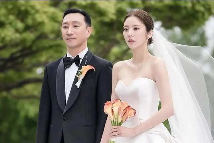 Dipenuhi Kebahagiaan, Agensi Bagikan Foto Pernikahan Son Dam Bi dan Lee Kyou Hyuk